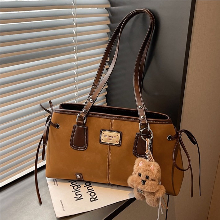 Cross-Border Fashion Elegant Underarm Bag for Women 2025 Winter New Commuter Frosted Niche Design Shoulder Bag Trend