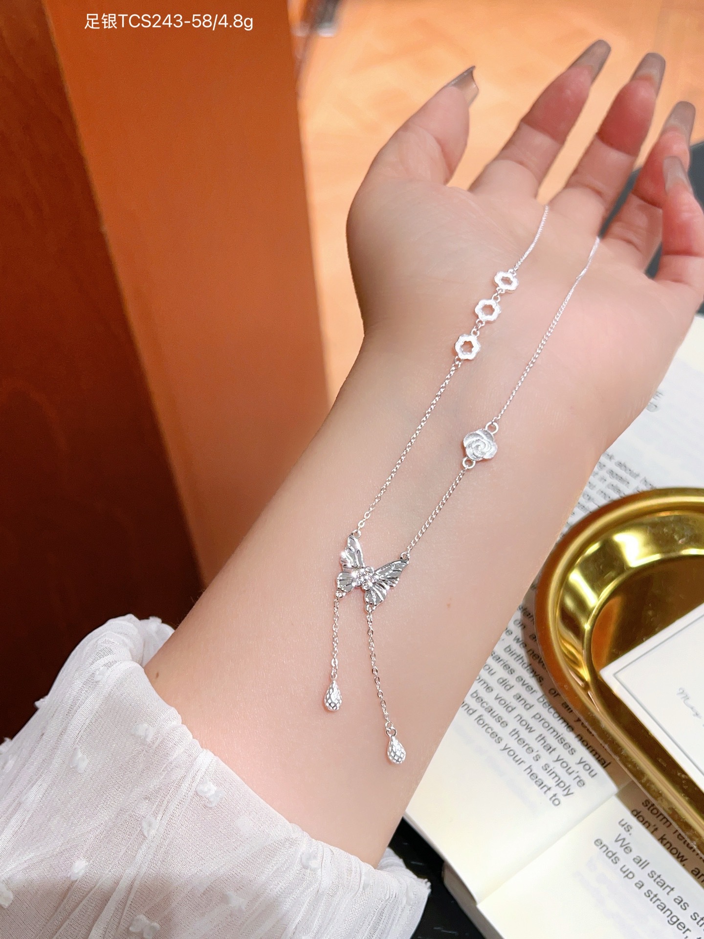 S999 plata esterlina mariposa flange collar de cuatro hojas diseño de nicho femenino de alta calidad lujo ligero cadena de clavícula para regalar a su novia