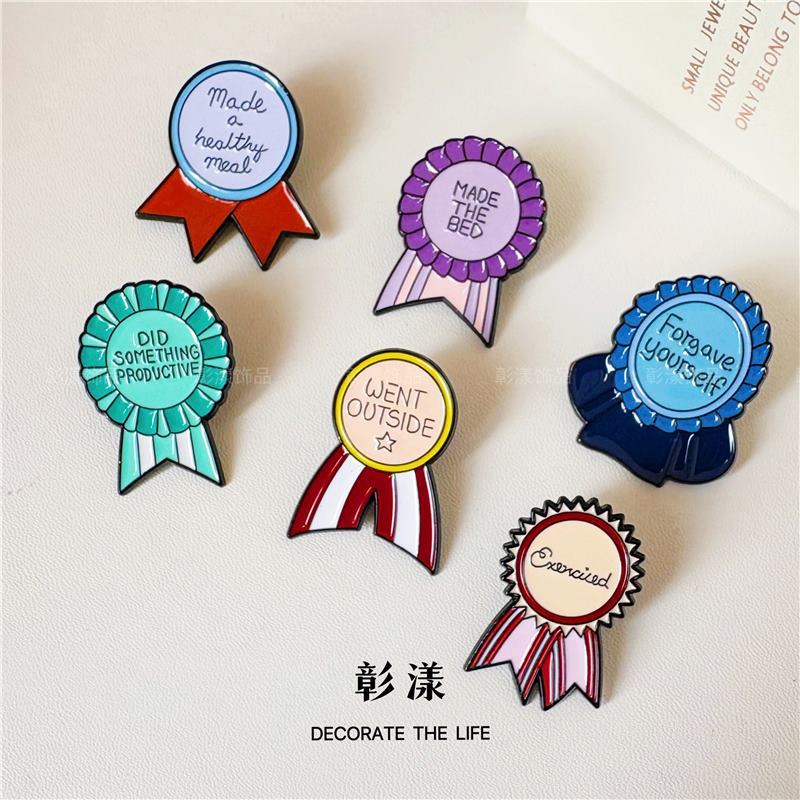 Medalla redonda letras inglesas insignia metálica de colores hombres y mujeres pin creativo bolsas escolares accesorios personales medalla