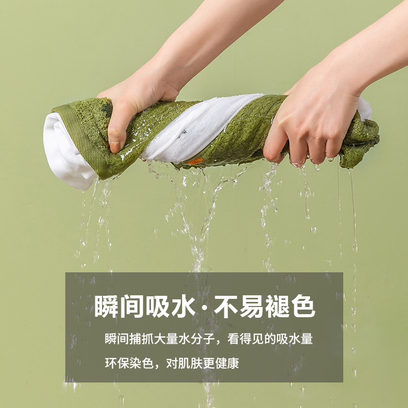 カップルのタオルの純綿は吸水できません。タオルの男性は顔を洗って風呂に入ります。|undefined