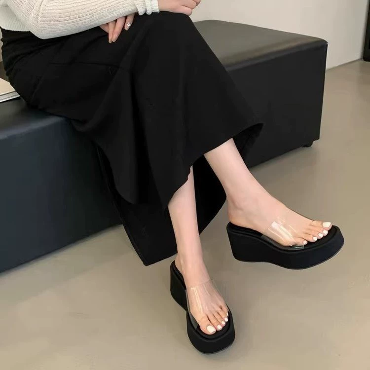 Европейские и американские прозрачные праздничные сандалии на толстой подошве на платформе, новинка 2025 года, летняя модная верхняя одежда, сказочные тапочки на танкетке, увеличивающие рост