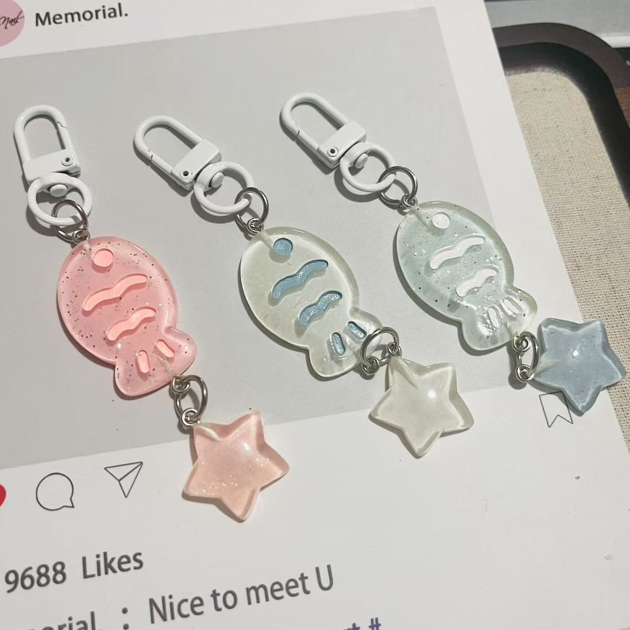 Brillante y brillante lindos colgantes de llaves pequeños colgantes de peces de color pequeño llavero dulce corazón japonés joyas colgantes