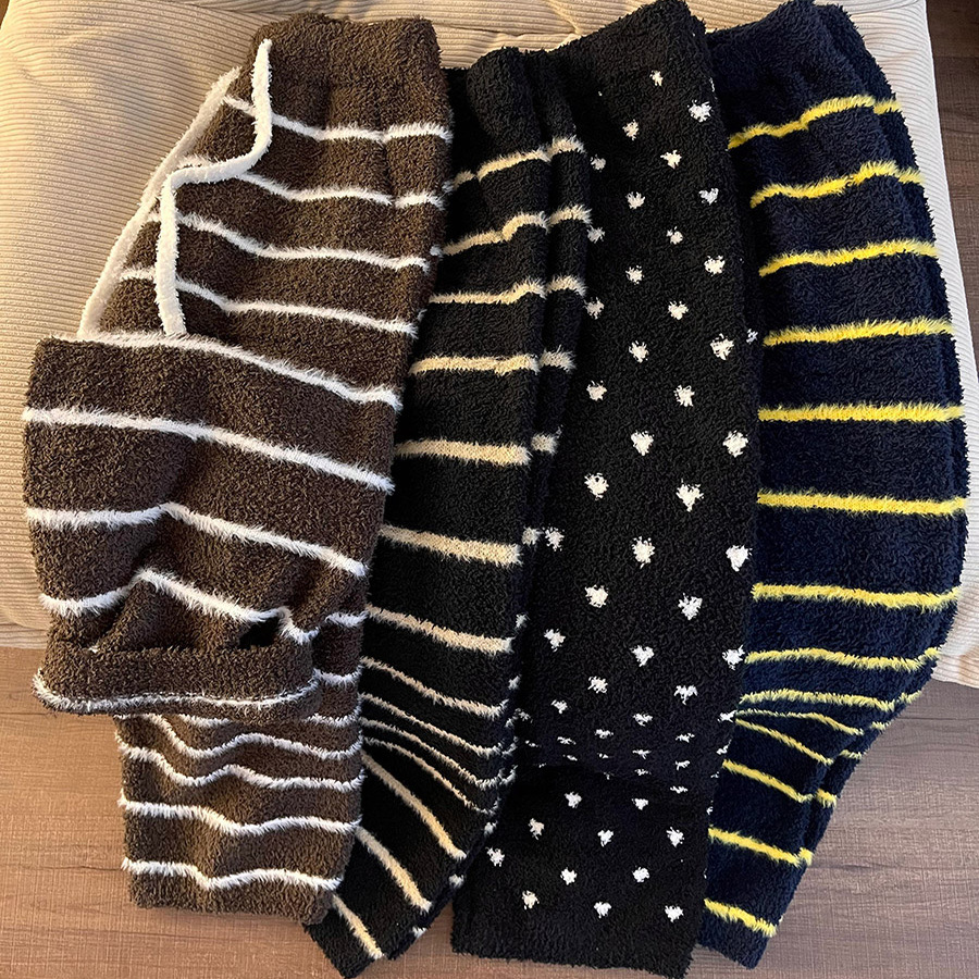 Coreana simple estriado viento impresión mitad de pijamas de terciopelo mujeres invierno nuevo engrosado calentamiento de la moda pantalones largos