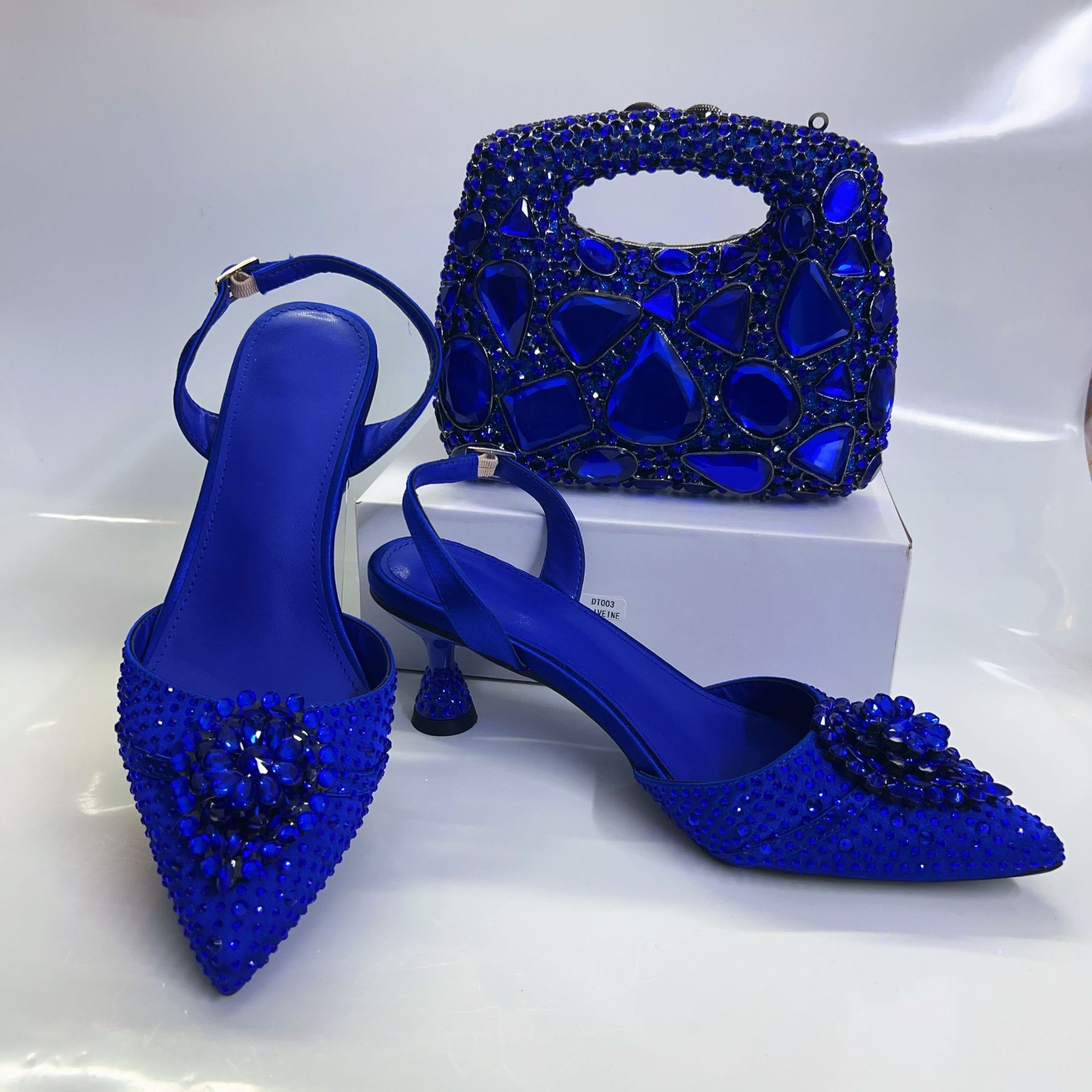 Selección estricta de zapatos de estilo italiano nuevos tacones delgados sandalias de bodas banquete de diamante puntuales zapatos de mujer