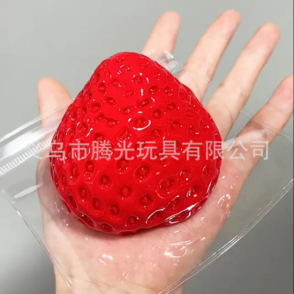 단단한 큰 딸기-빨간색