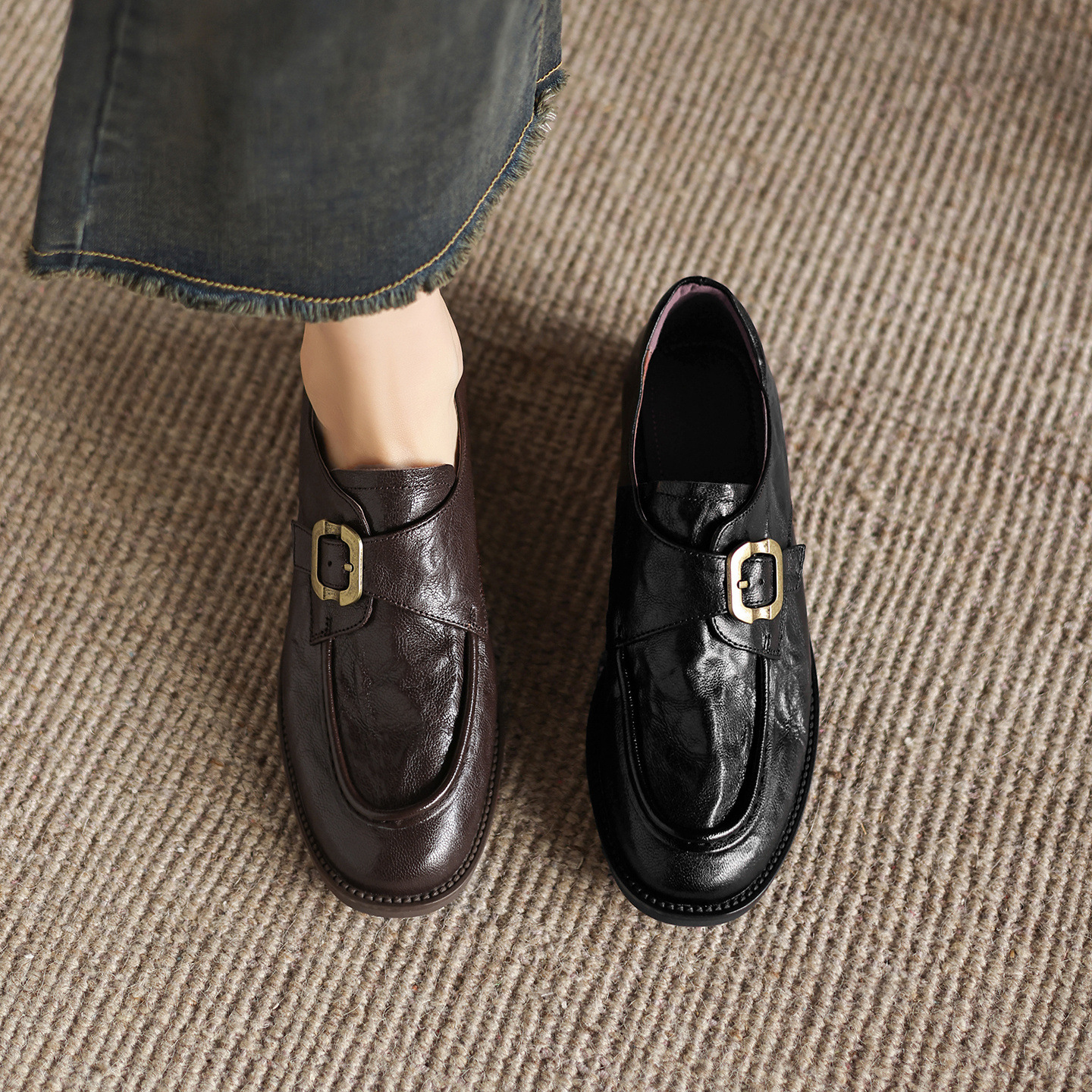 Giày loafer nữ phong cách Anh quai khóa, gót vuông thấp, mũi sâu, da bò — màu nâu