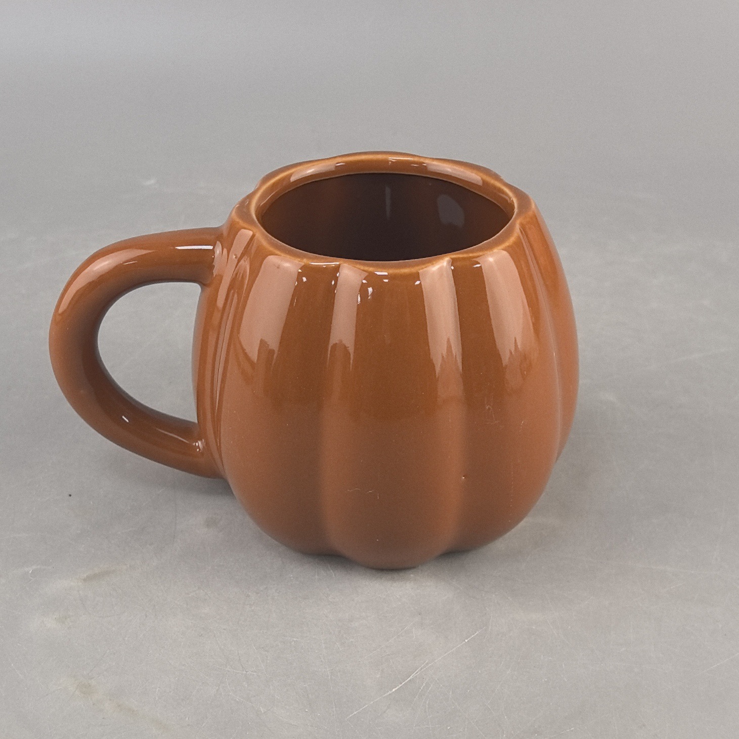 Fábrica al por mayor de tazas de cerámica de Halloween en forma de calabaza taza de agua LOGO taza de café de cerámica