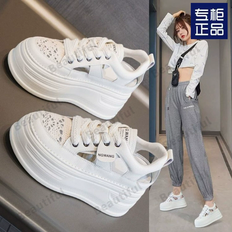 Женские летние сандалии Баотоу в римском стиле, новинка 2025 года, популярные белые дышащие туфли с перфорацией, толстой подошвой и внутренним увеличением роста.