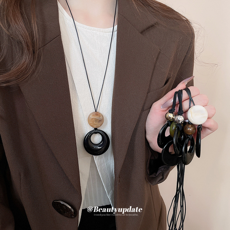 Collar colgante con cuentas de cuero artificial de estilo étnico, cadena de clavícula de diseño de nicho, collar retro simple largo