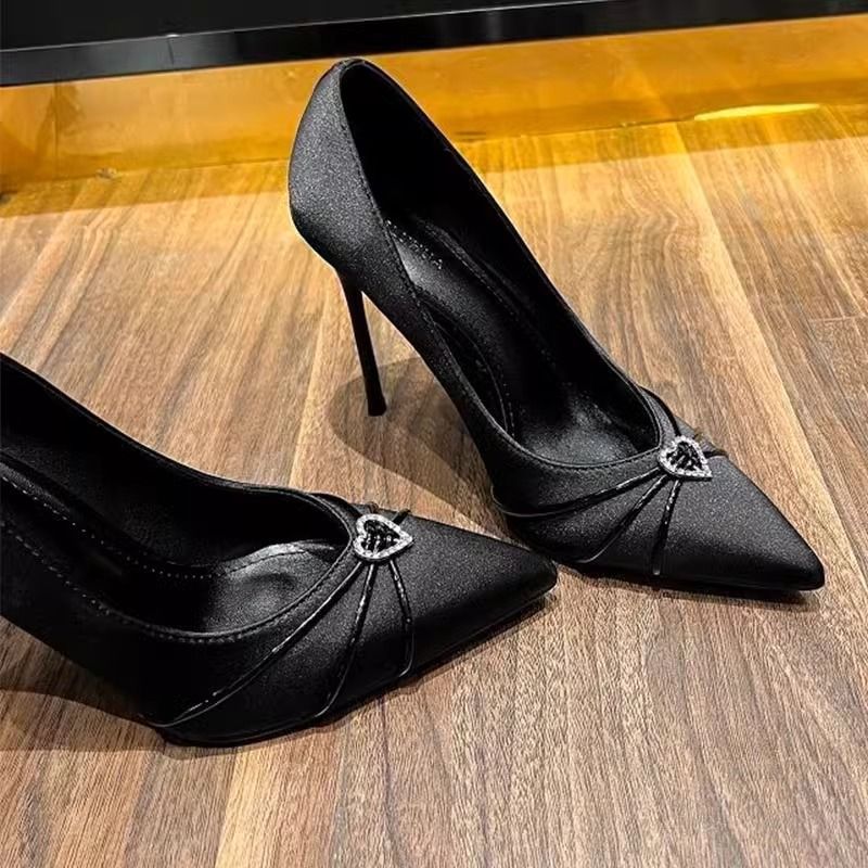 可爱高跟鞋优雅女年新款春秋细跟尖头爱心水钻气质配裙子单鞋