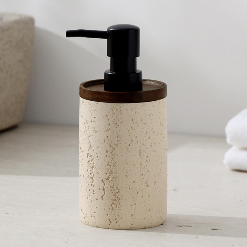 Frages de travertino, botellas de desinfectante de manos, tapas de nogal, botellas vacías de alto valor, detergente, champú, gel de ducha