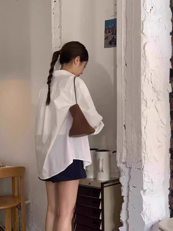 白い長袖のシャツの女性2025春と秋の韓系のゆったりとした郭の形はカジュアルな純綿の日焼け止めのシャツのオーバーを合わせます。|undefined