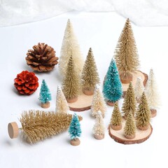 ミニクリスマスツリーを飾る剣麻糸の上に雪塔松青緑の白いクリスマスツリーのテーブルの置物3-23cm