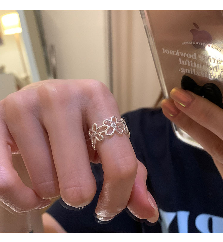 Minimalist Hollow Flower Ring For Women In Pure Silver Adjustable_voghion.com