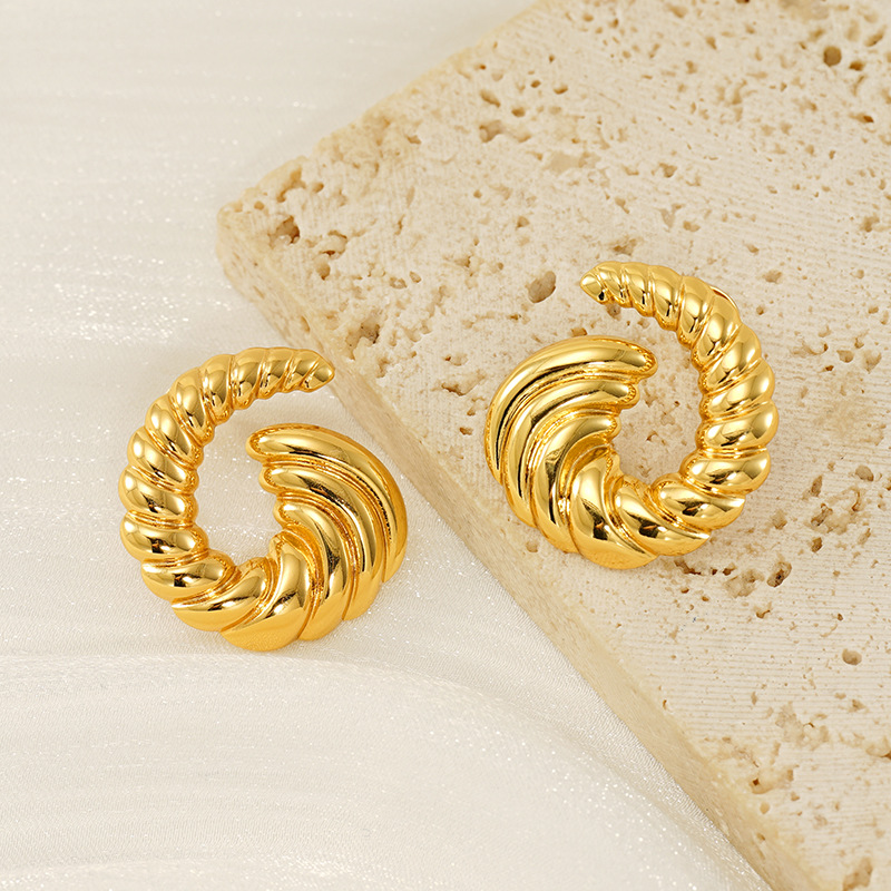 Estilo INS transfronterizo europeo y americano, personalidad simple, sentido de diseño de tendencia, oro de 18k, pendientes de acero de titanio en espiral que no se desvanece, pendientes de mujer