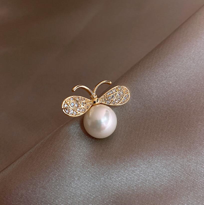 Exquisite Bee Pearl Brooch Anti-Exposure Buckle High-End Women's Silk Scarf Buckle Fixed Clothes Small Pin Collar Decoration