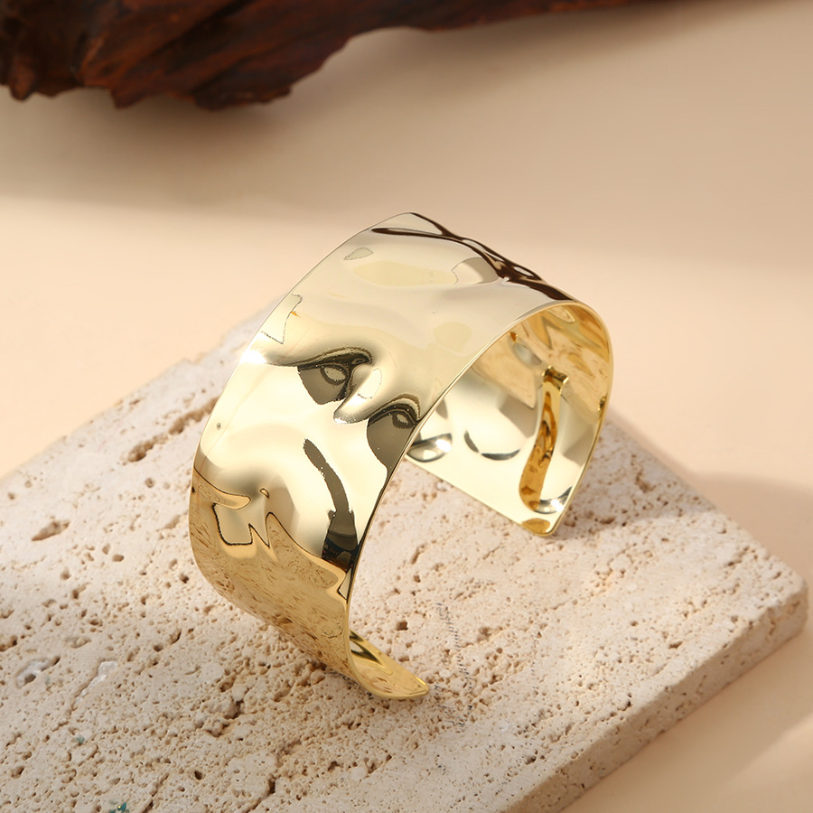 Pulsera de apertura de superficie ancha exagerada más vendida en Europa y América, cara plisada femenina, nueva joyería de lujo ligera de alta calidad original