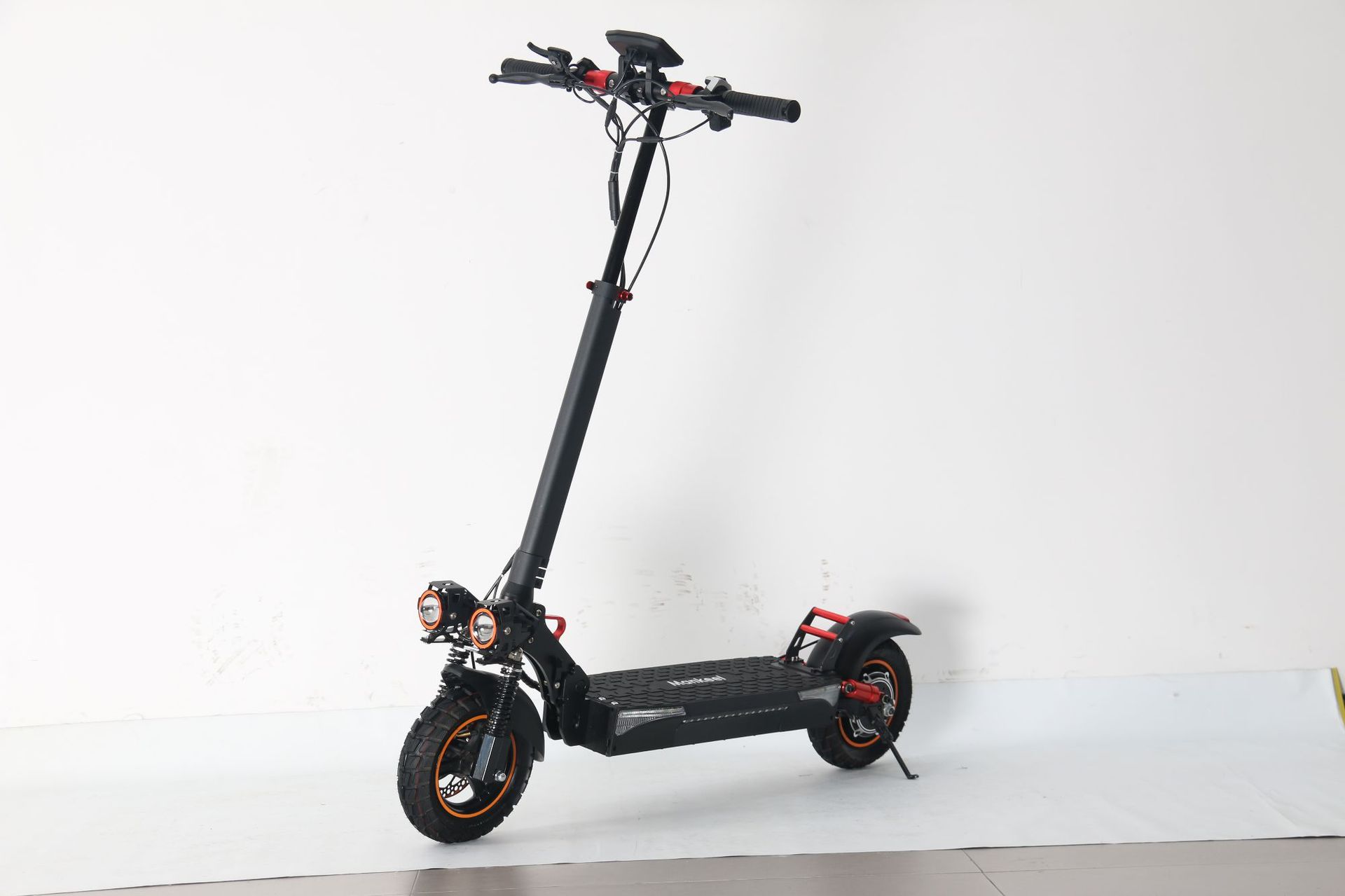 Los fabricantes venden directamente scooters eléctricos mx14 scooters de doble amortiguación de larga duración, uno por uno en los almacenes europeos y estadounidenses en el extranjero.