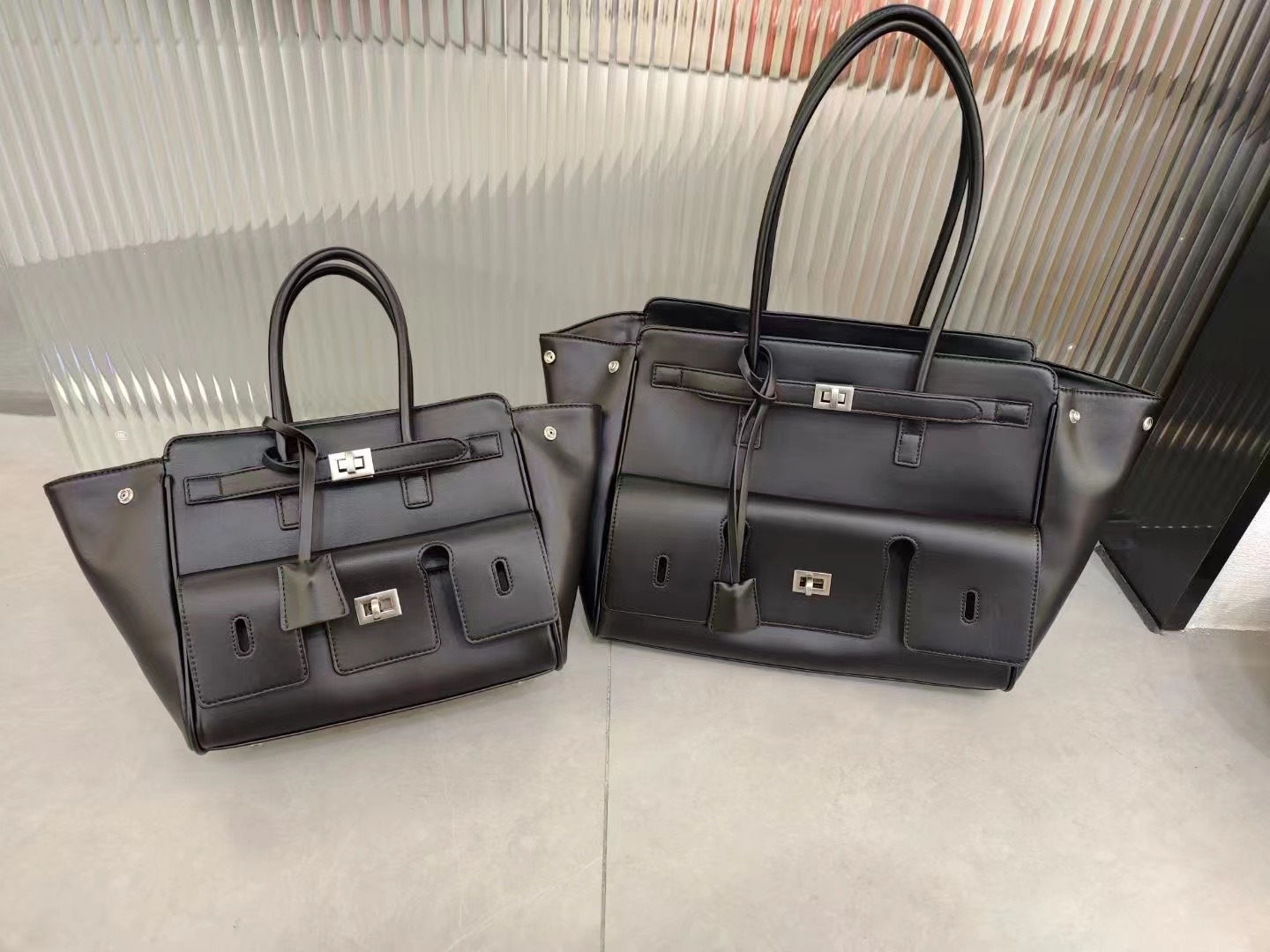 2024 nuevo bolso Tote con cerradura Roden de gran capacidad bolso de ala de motocicleta neutral bolso de hombro de cuero Tote bolso