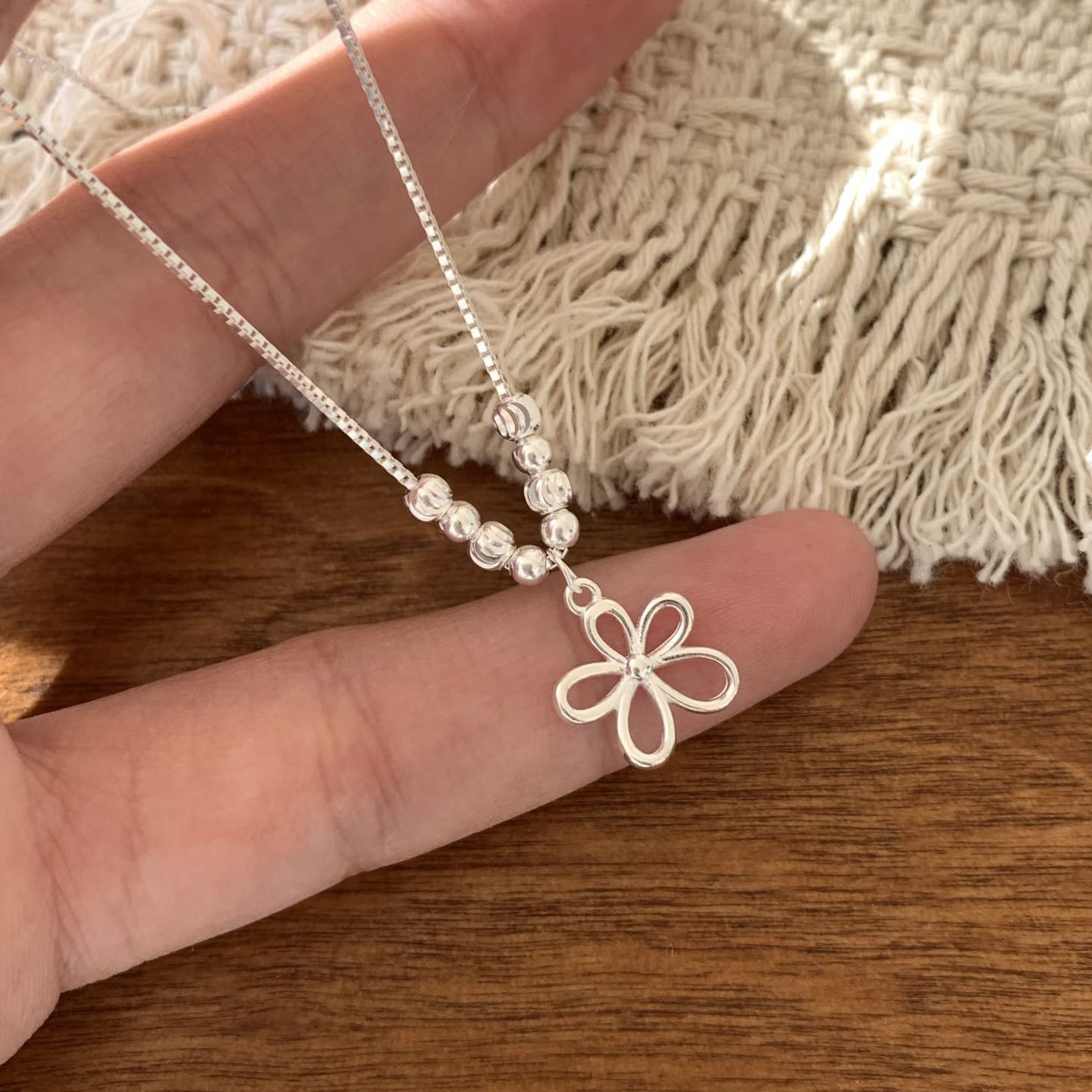 Small floral bead pendant necklace for women, ins niche high-end design, fortune bead collarbone chain, forest style trendy neck accessory