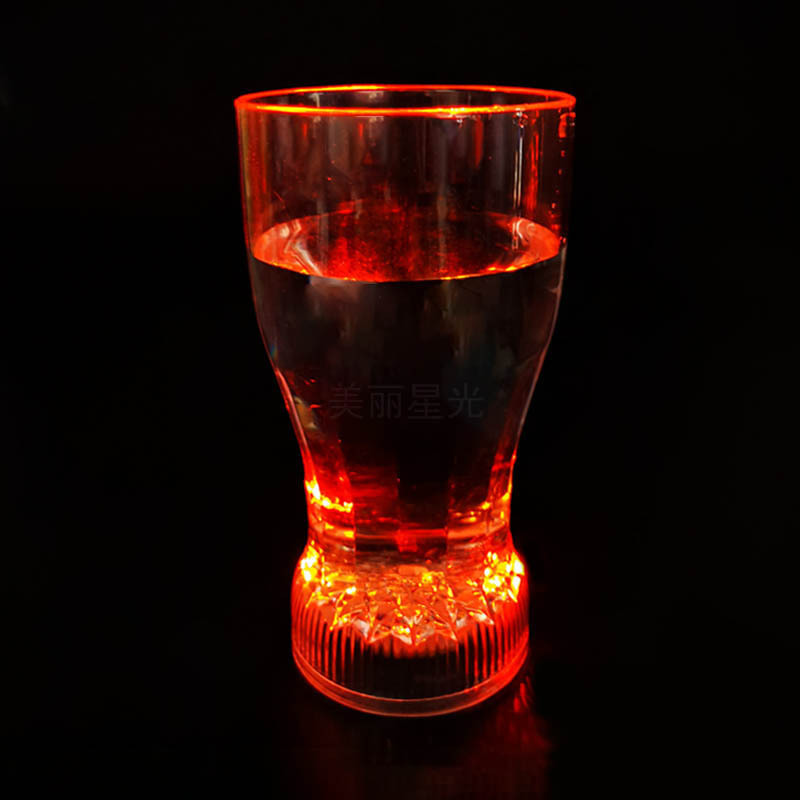 Taza de cerveza luminosa mediana al por mayor Taza de coleta led Taza de cerveza cuadrada Suministros de atmósfera Fabricante de taza luminosa