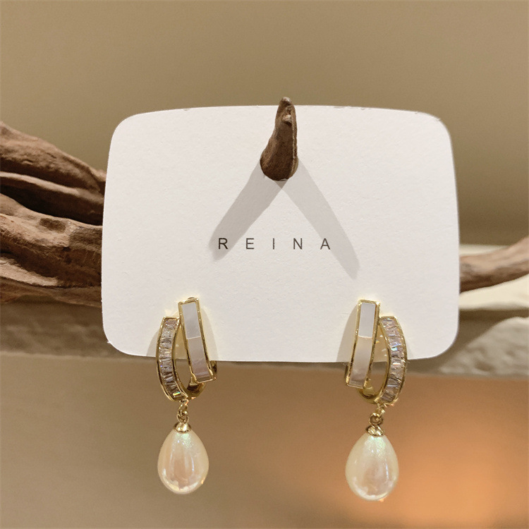 2025 nuevo estilo coreano de moda, lujo ligero, pendientes de perlas de concha, temperamento de moda femenina, pendientes de celebridades de Internet, todo fósforo