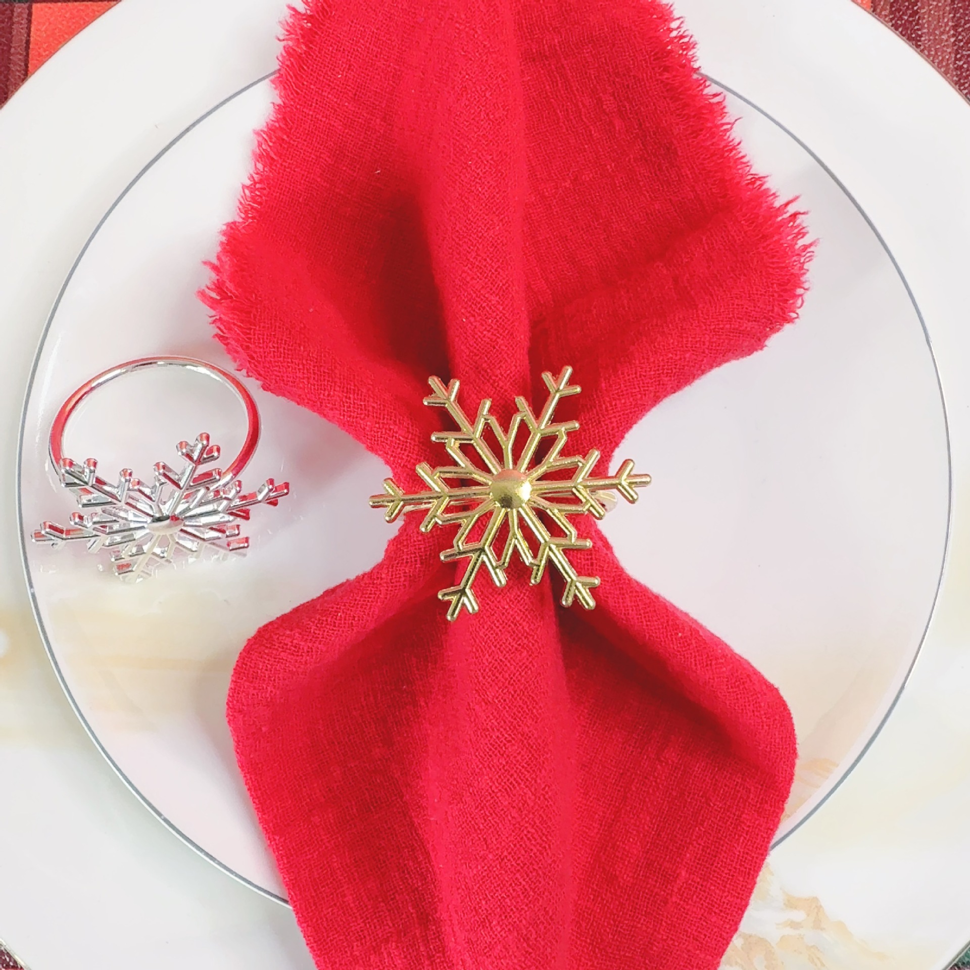 Cross-border hotel and restaurant Christmas snowflake napkin rings, table decoration napkin rings, creative napkin holders for dining tables, wholesale
