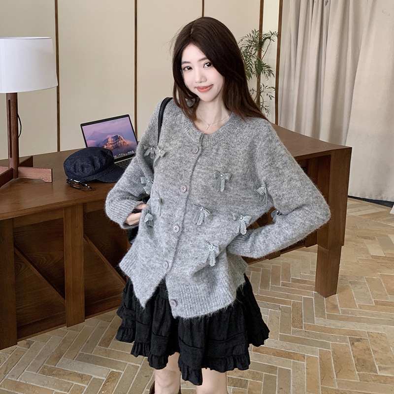 别致设计感灰色蝴蝶结毛衣女秋冬大码短款圆领针织开衫外套|undefined