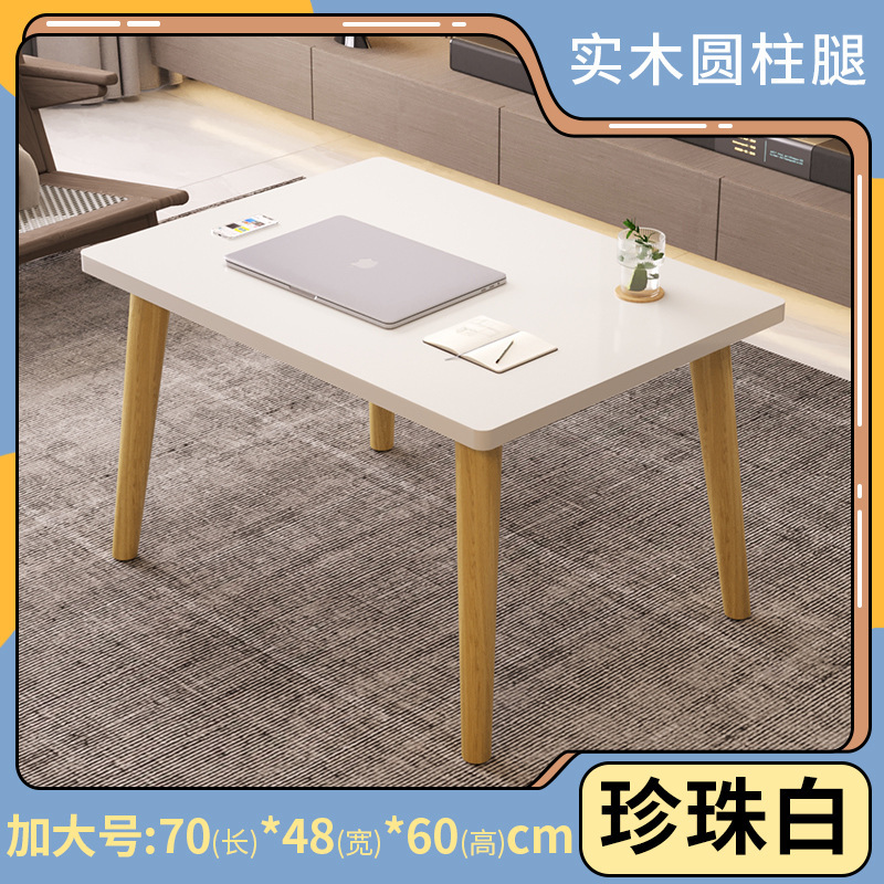 窓の小さいお茶のいくつかの小さいテーブルの客間は軽くて豪華でシンプルです。|undefined