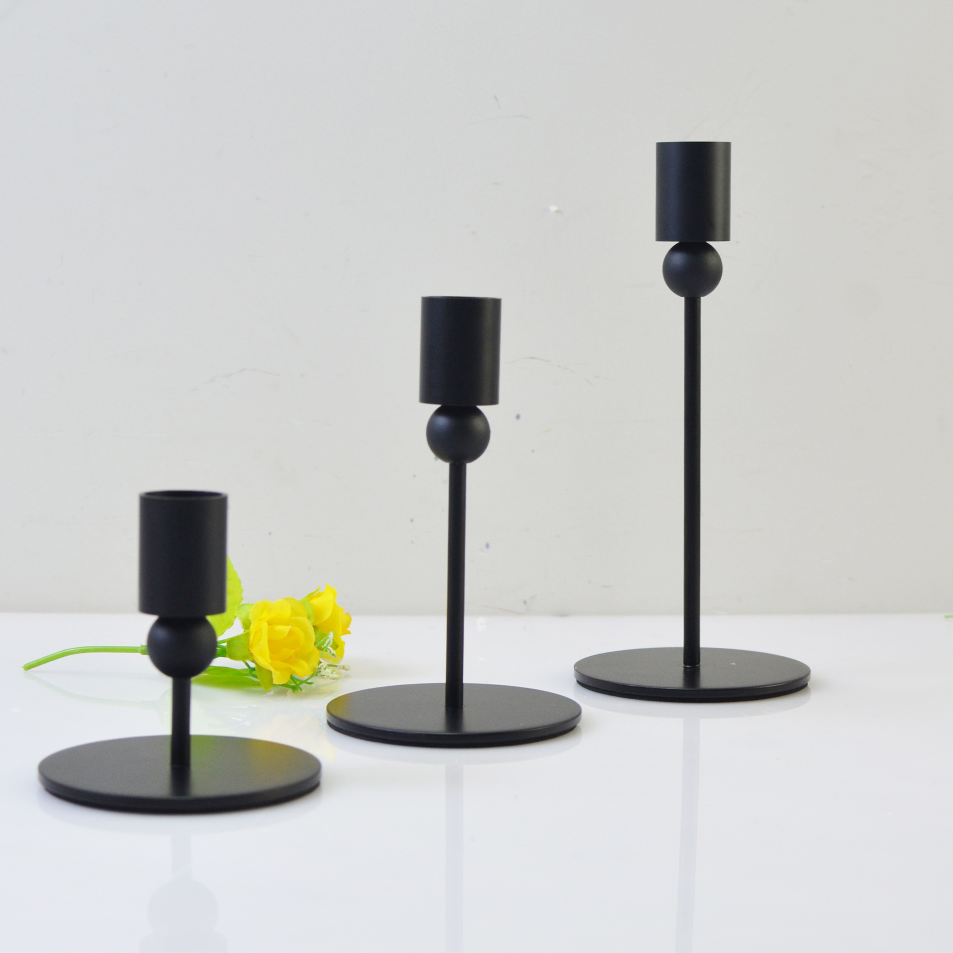Nordic bola de hierro decorativo titular de la vela de tres piezas conjunto simple candelabro Negro occidental de una sola cabeza decoración candelabro transfronterizo