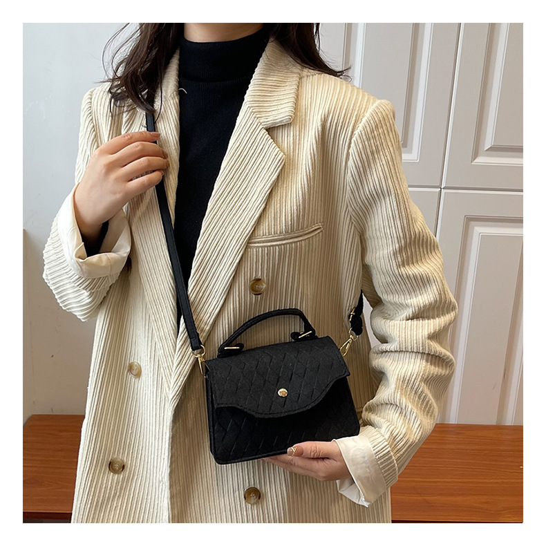 Women's Medium Felt Solid Color Streetwear Square Magnetic Buckle Crossbody Bag display picture 4
