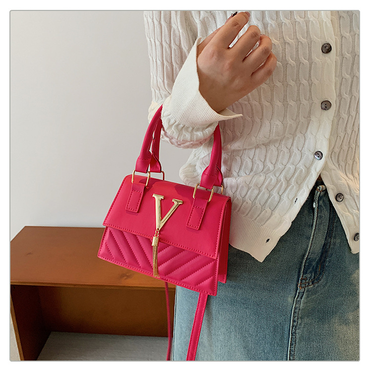 This year, trendy, fashionable and high-quality handbags are in vogue. Women's bags with stylish tassels and unique diagonal patterns are single-shoulder crossbody women's bags undefined