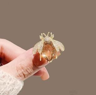 Bee Brooch Women's Flash Diamond Corsage Elegant All-match Personality Anti-glare Buckle Niche Design Light Luxury Suit Accessories