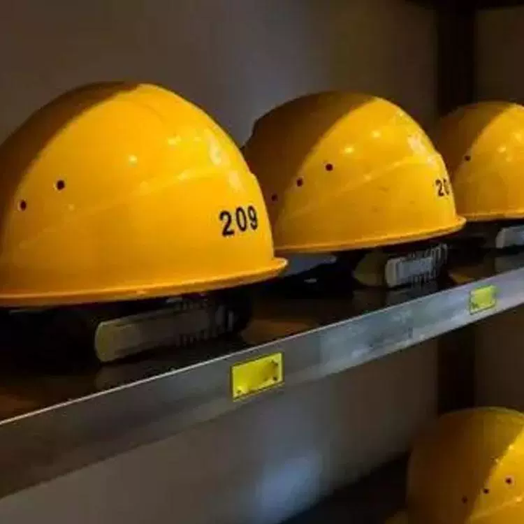 Защитный эффект: огнестойкий и антистатический для работы под напряжением, противоударный шлем для горных работ, изолированный защитный шлем, рассеивает ударную силу.