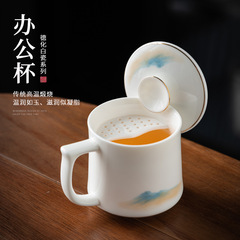 陶磁器の三日月のコップはコップを濾過してお茶のコップを浸します。