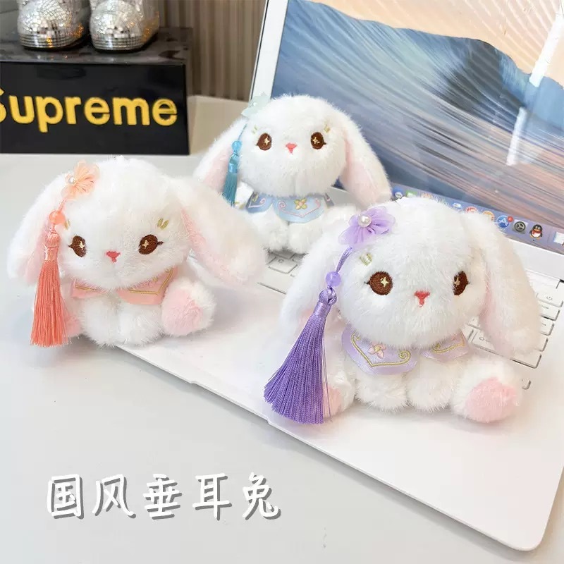 ネットの赤いかわいい国風のウサギのぬいぐるみの小さいウサギは箱の鍵を包んで国の潮のウサギの小さいぬいぐるみを掛けます。|undefined