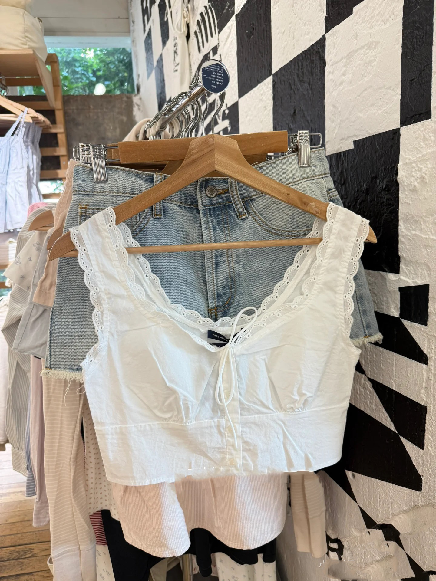 White lace short tank top