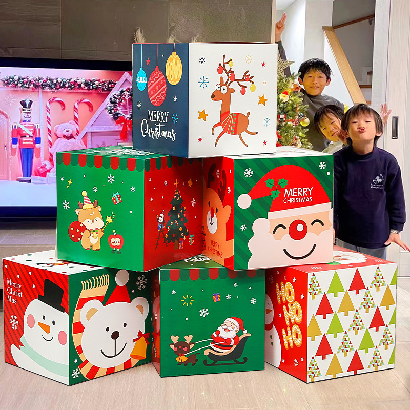 クリスマス装飾ギフトボックスの店頭デパートのショーウインドーのシーンにクリスマスツリーの下に飾られたギフトボックス|undefined