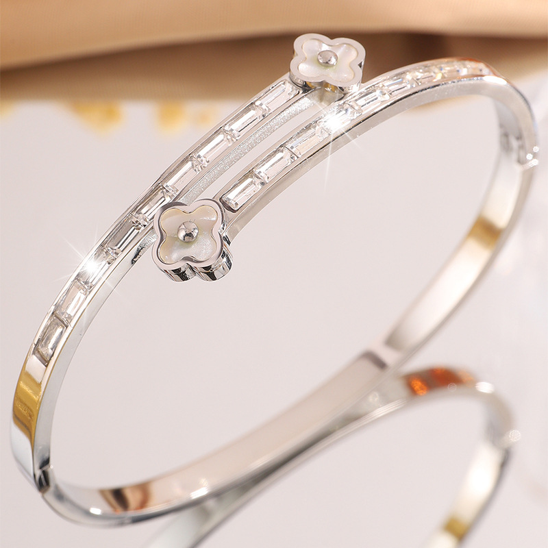 Coreano de alta calidad cuatro hojas de titanio acero brazalete de diseño femenino minimalista diamantes plateados no desvanecen brazalete joyas brazalete