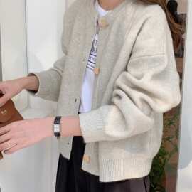 厂家直销温柔松弛感针织开衫女秋季新款复古纽扣上衣宽松