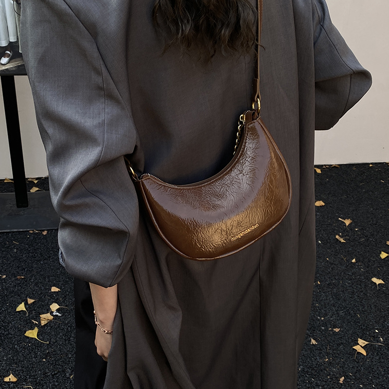 Bolsa de media luna de aire de alto nivel, bolsa de brazo para mujeres 2025, nuevo invierno de moda universal, cadena de hombro, bolsa de tramo inclinada