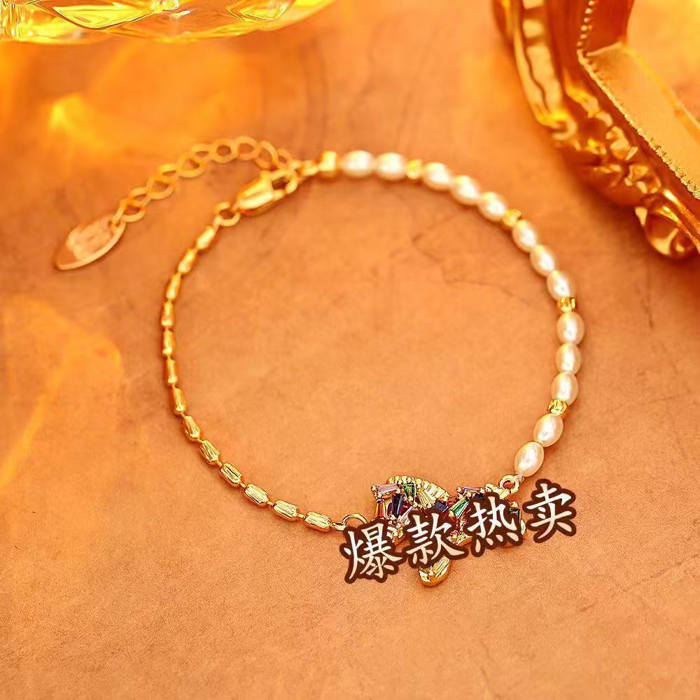 Colar com pingente de pérola e zircônia colorida mulher outono_voghion.com