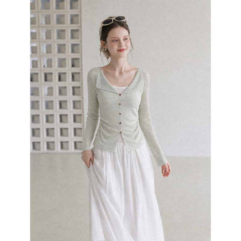 Stunning green lace two-piece long-sleeve T-shirt, autumn new style, half-open V-neck, ruched, slim-fit inner layer top