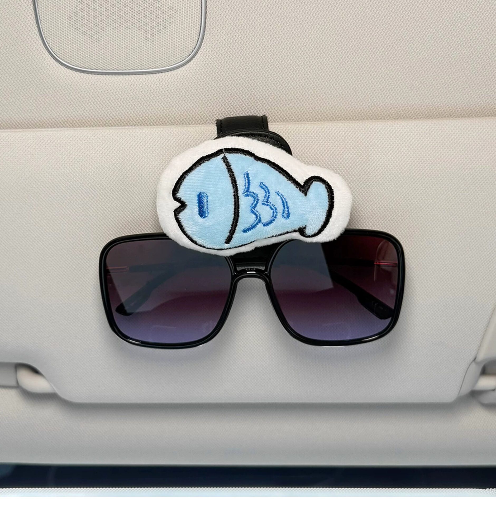 2026 New Car-Mounted Glasses Clip, Sunglasses Holder for Car Interior, Sunshade Magnetic Storage for Women