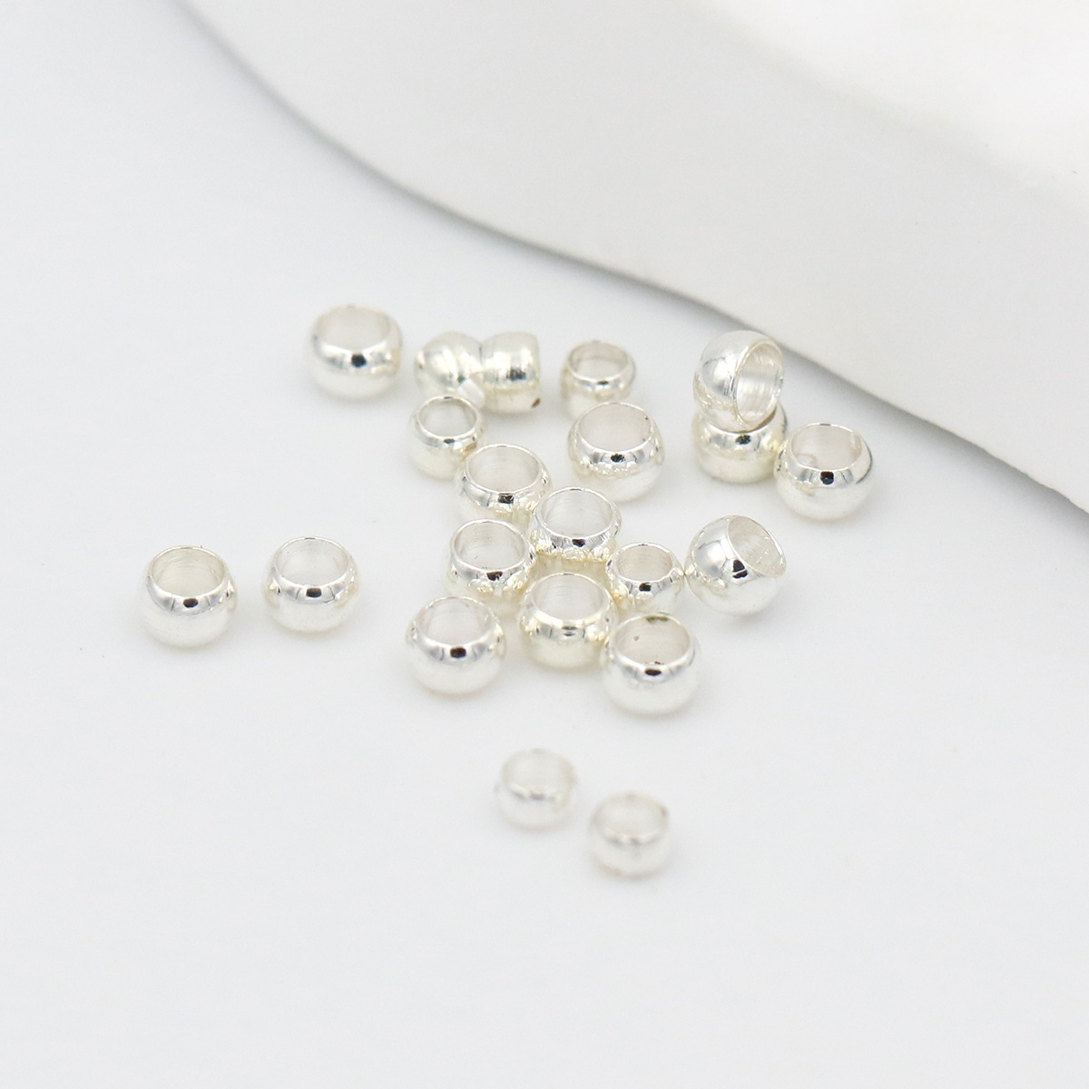 Prata espessa que preserva a cor [revestimento de ouro real para preservar a cor] / Orifício do cordão de posicionamento de 1,5 mm 0,8