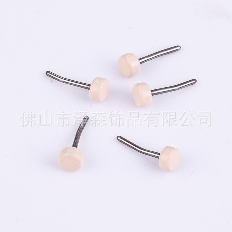 16G labret stud size and finish detail
