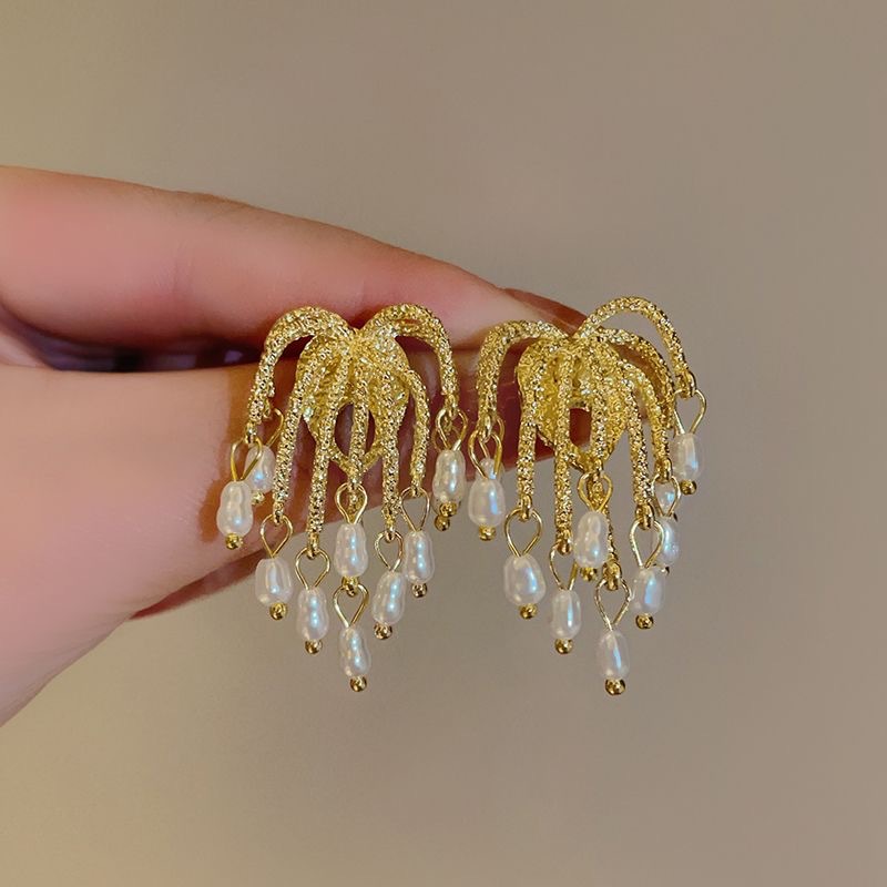fashionable earrings pearl