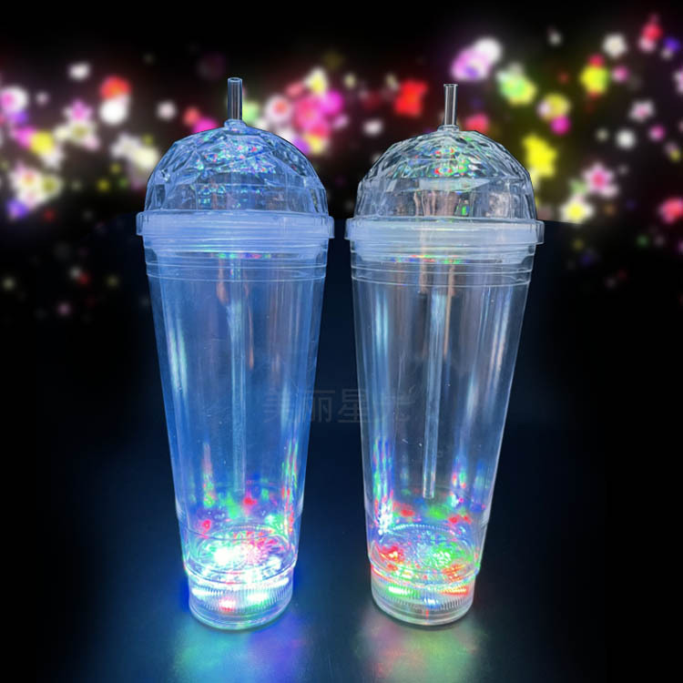 Nuevo estilo de verano taza de paja luminosa taza de hielo de diamante luminoso de gran capacidad de plástico de grado alimenticio LED taza de paja de doble capa
