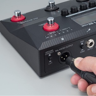 Zoom B2 four Bass multi-effect processor
