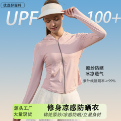 小野和子さんは同型のスリムな日焼け止め服を見せています。